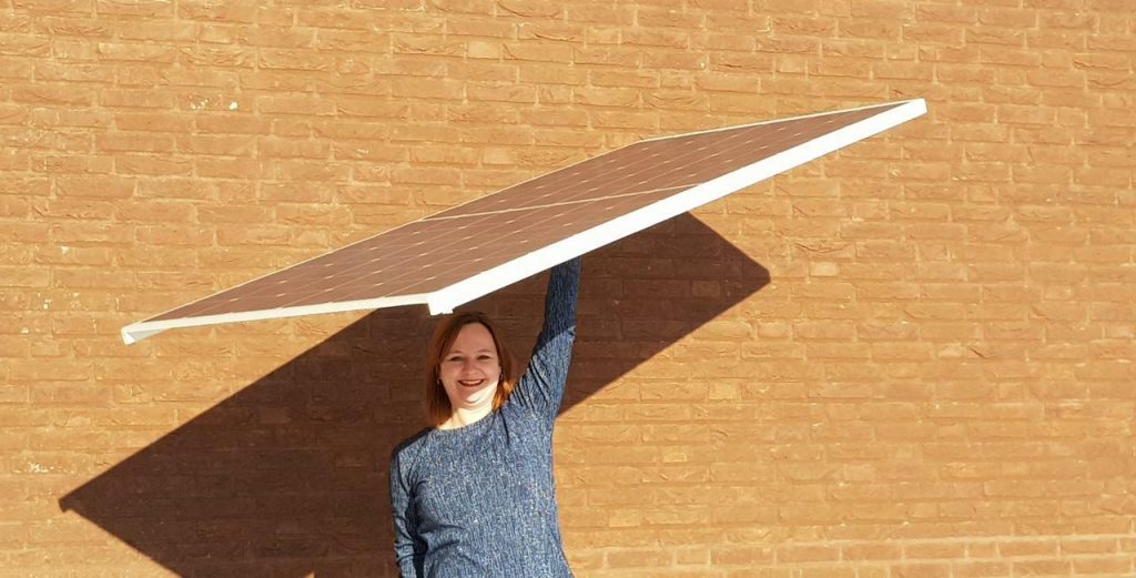 Solarge zonnepaneel vrouw houdt het vast