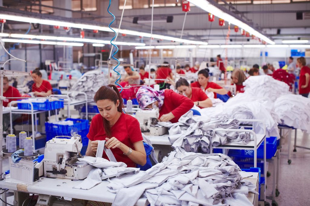 Adobe Stock vrouw aan het werk in textielfabriek