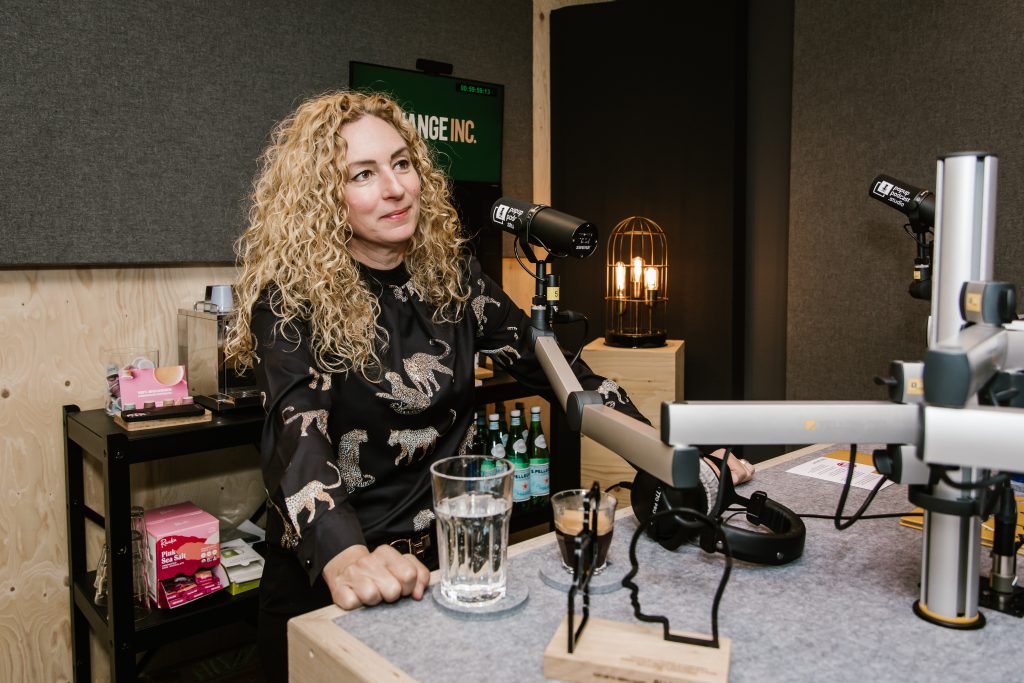 211118 Change Inc Chantal Linders in podcaststudio