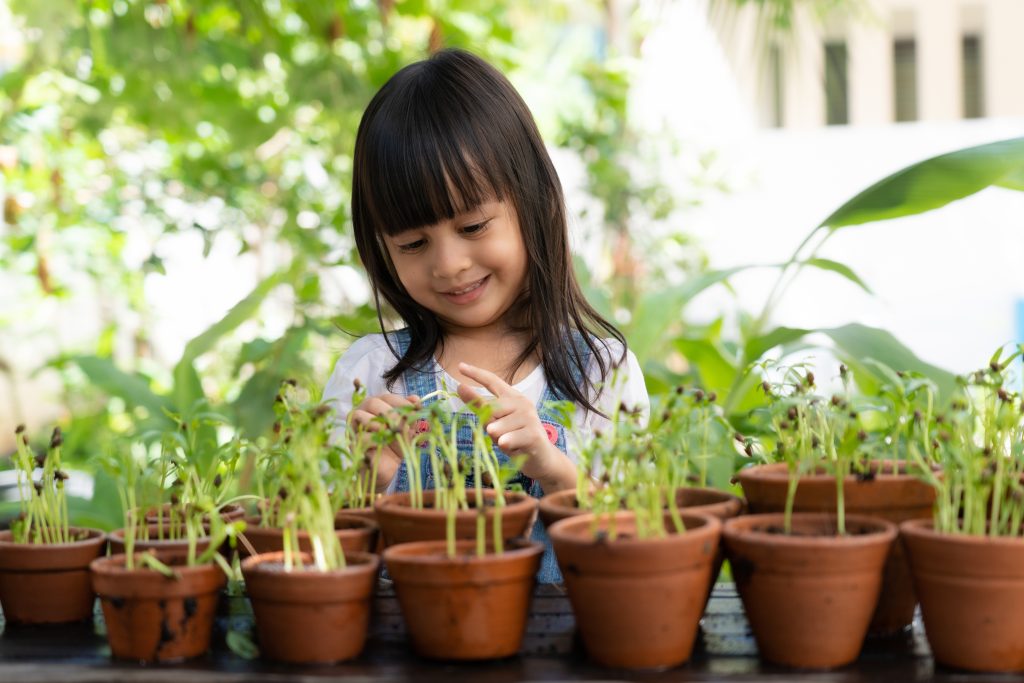 Adobe Stock meisje zorgt voor planten
