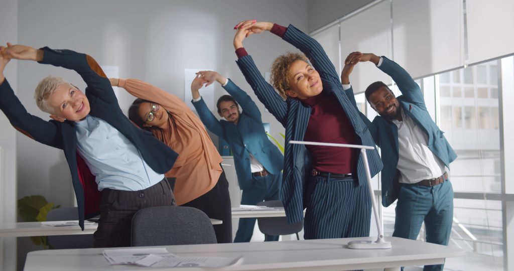Adobe Stock mensen doen oefeningen op kantoor