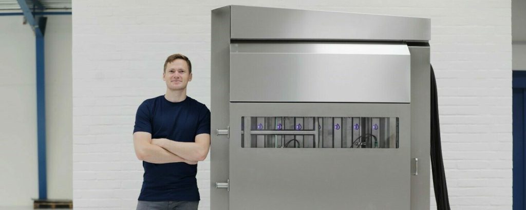 Lyras CEO Rasmus Mortensen 1 standing w machine