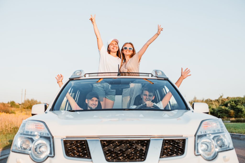 Deelauto mensen blij adobe stock