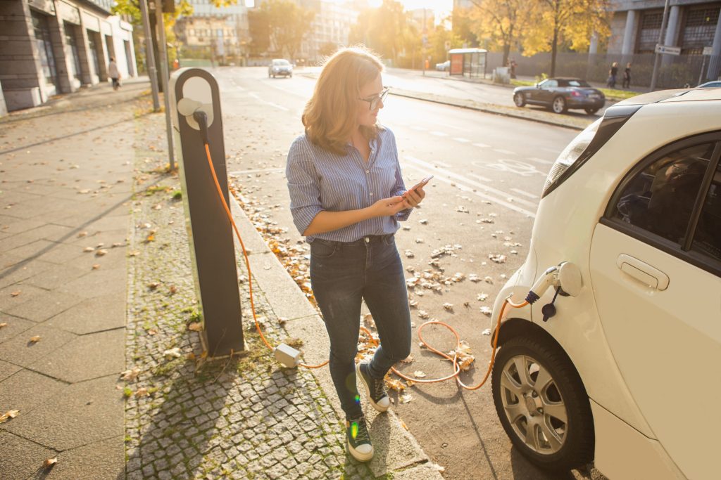 Deelauto vrouw elektrische auto adobe stock