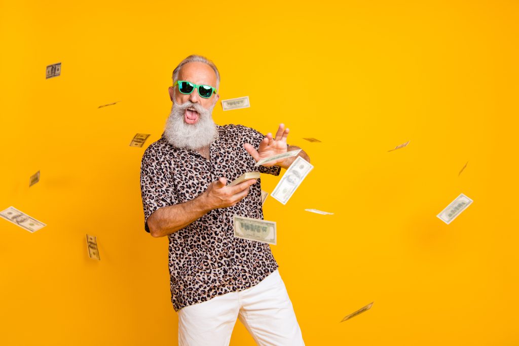 Adobe Stock oudere hipster strooit met geld