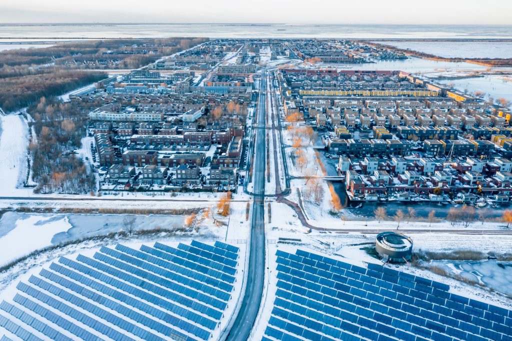 Adobe Stock 417542380 almere zonnepanelen water op achtergrond