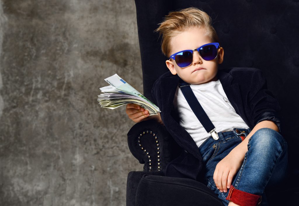 Adobe Stock foto van kind op stoel met geld