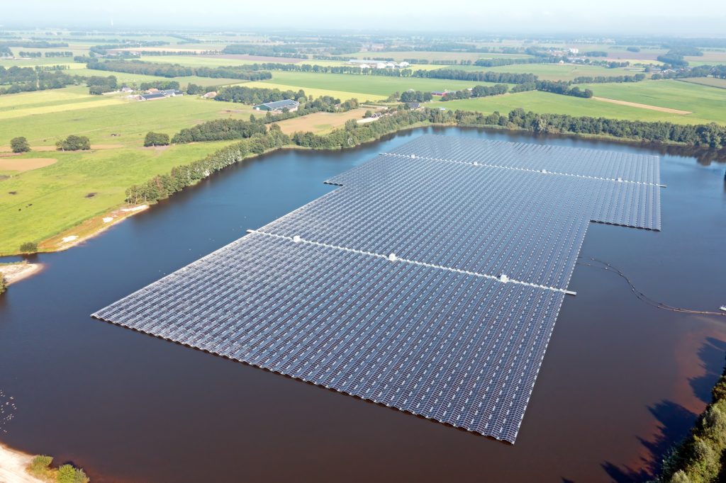 Adobe Stock zonnepanelen op meer
