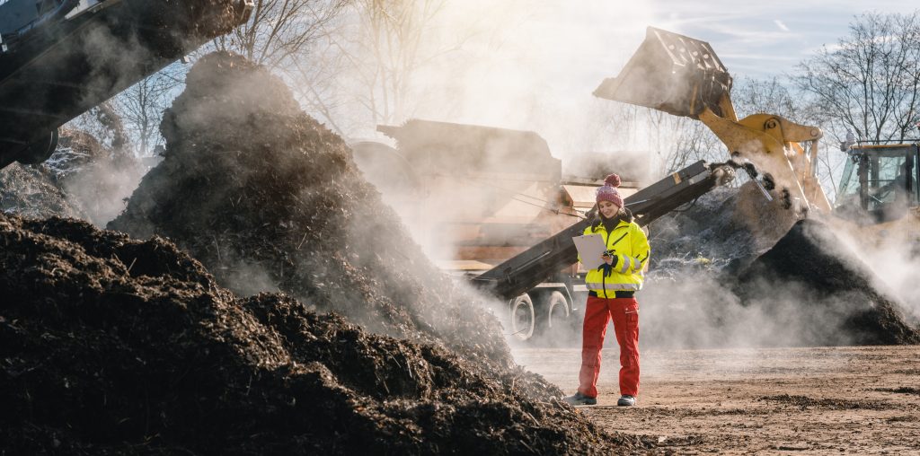 Biomassa compost vrouw dampen koud adobe stock