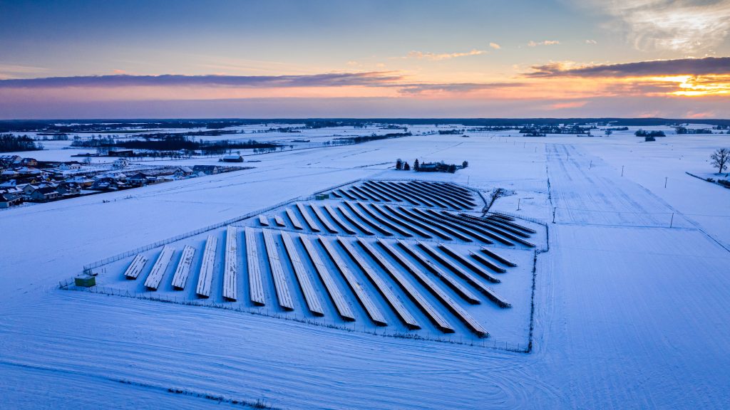 Zonnepaneel zonnepanelen sneeuw adobe stock