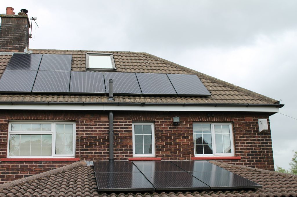 Zonnepanelen op een huis adobe stock