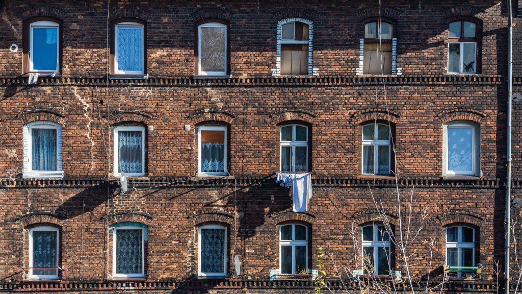 Adobe Stock een facade van huizen in Bytom in Polen