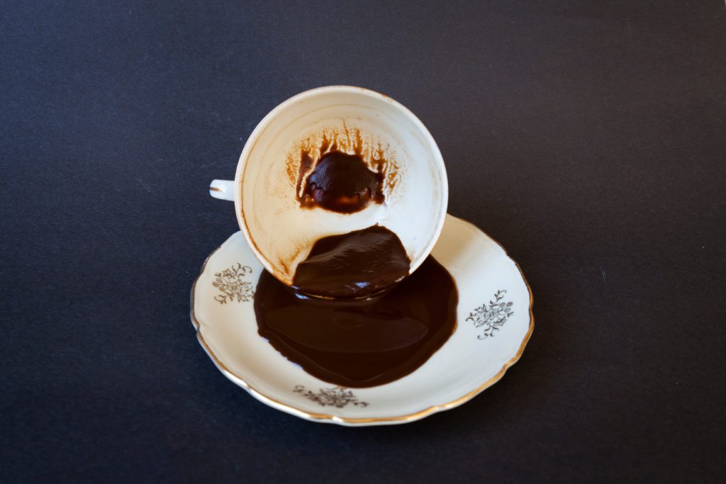 Adobe Stock koffiekopje met koffiedrab
