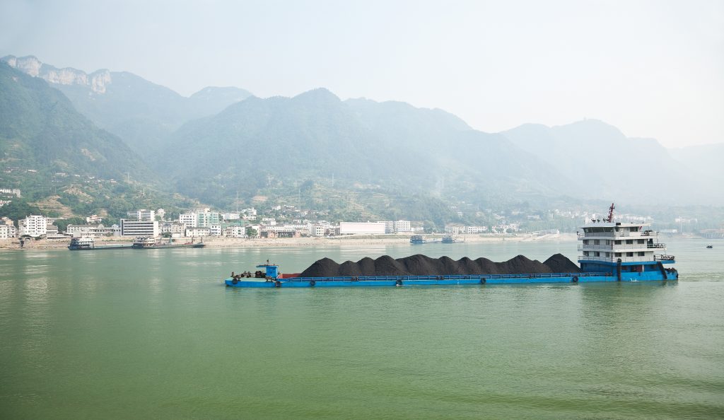 Adobe Stock schip met kolen op de Yangtze rivier China