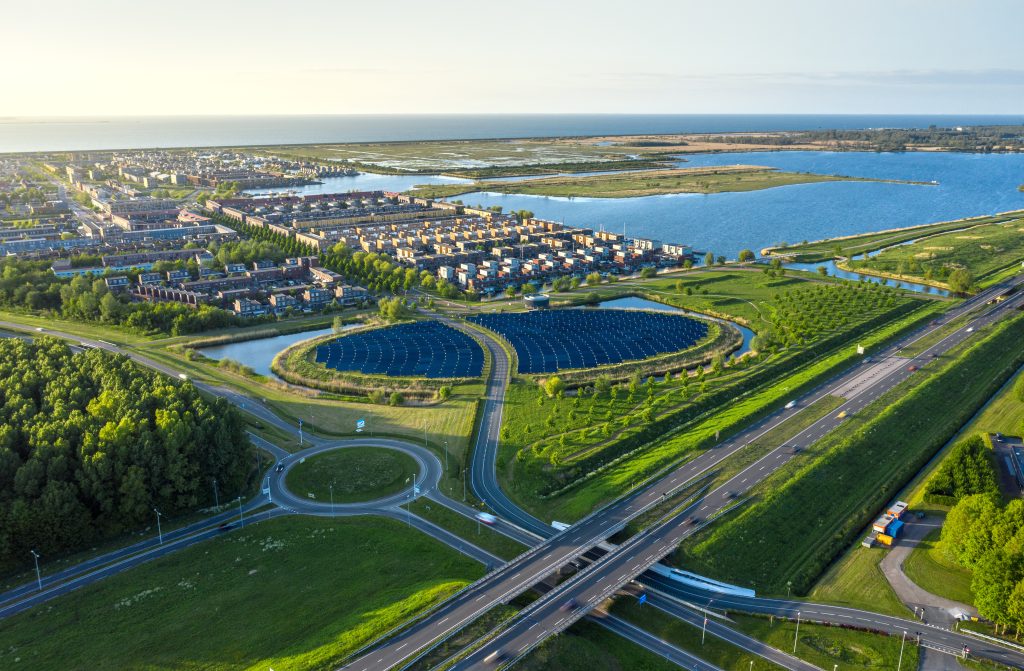 Adobe Stock zonnepark vol zonnepanelen bij Almere