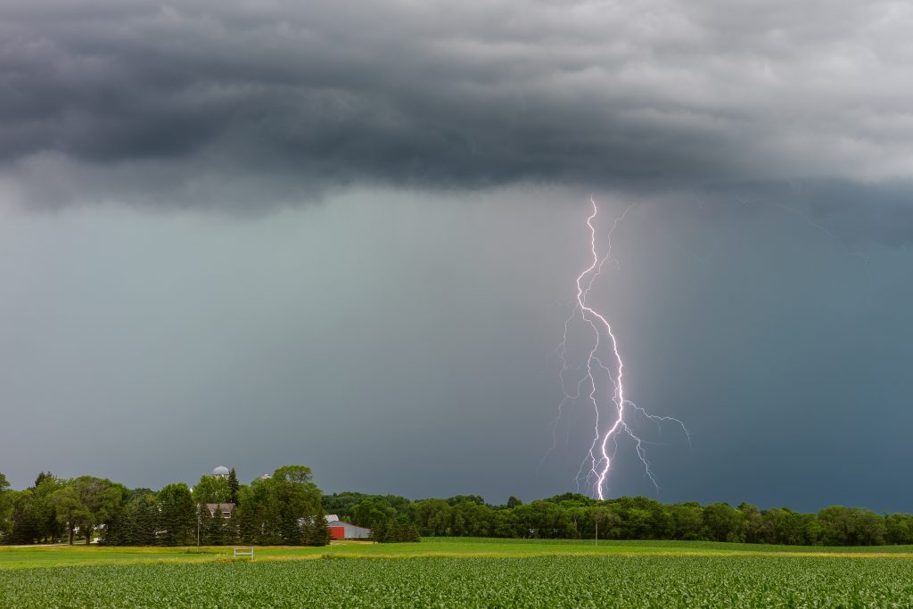 Bliksem boerderij grijze lucht
