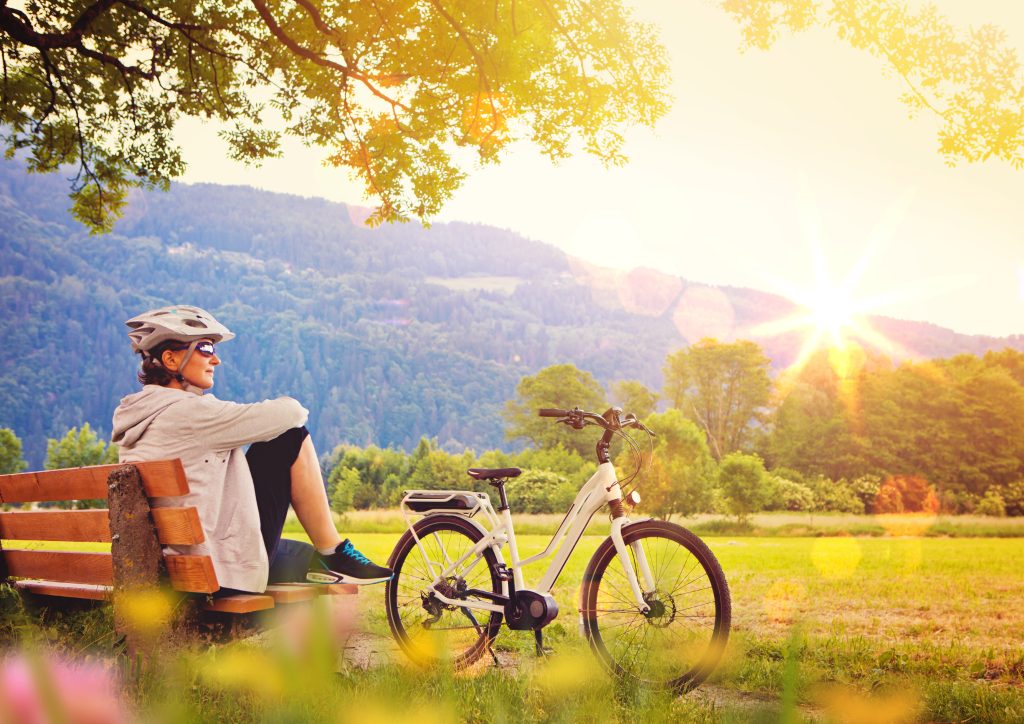 Ebike natuur vrouw fietshelm
