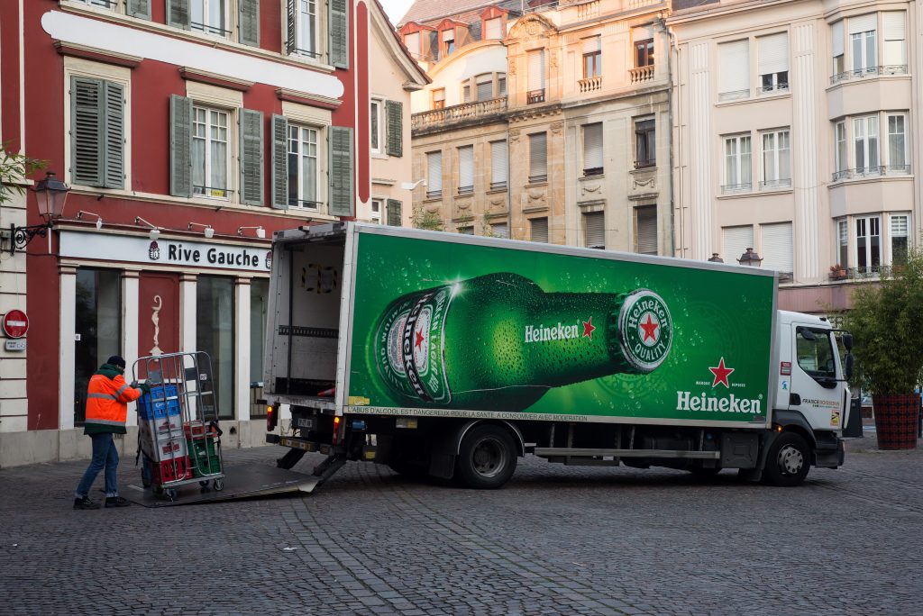 Editorial heineken vrachtwagen frans dorp