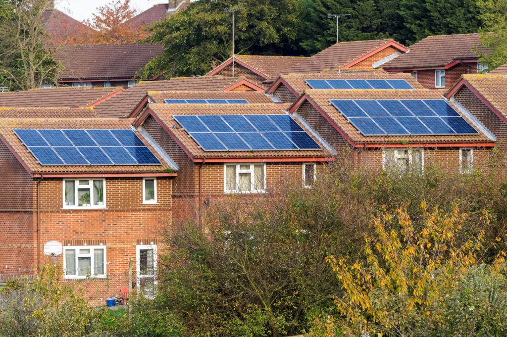 Zonnepanelen londen huizen baksteen