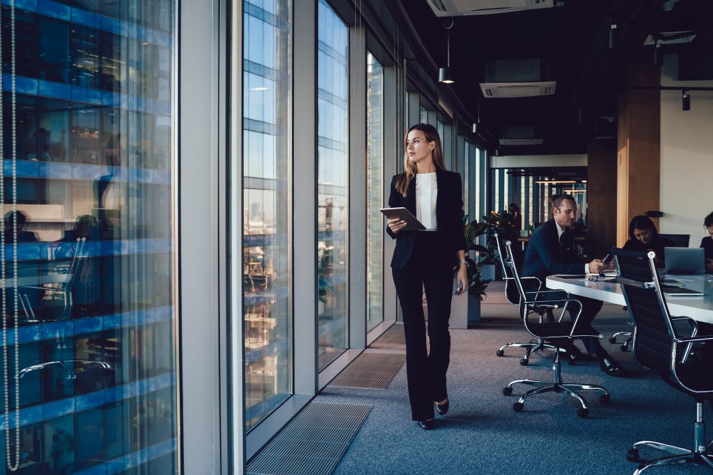 Adobe Stock vrouw laptop glazen kantoor