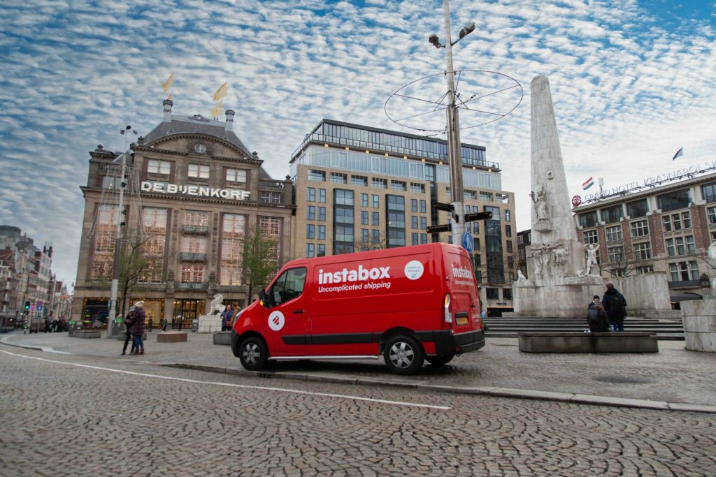 De Bijenkorf kiest voor duurzame pakketbezorger Instabox 1 SD scaled 1