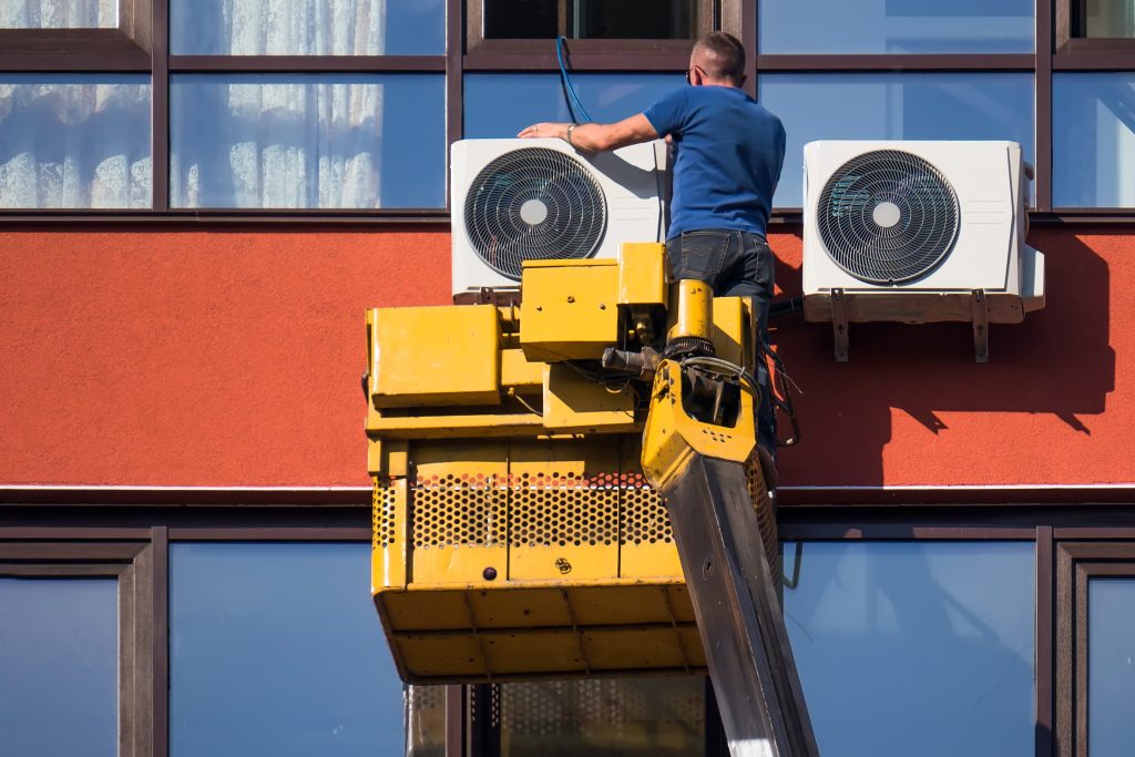 Airco installatie gevel gebouw