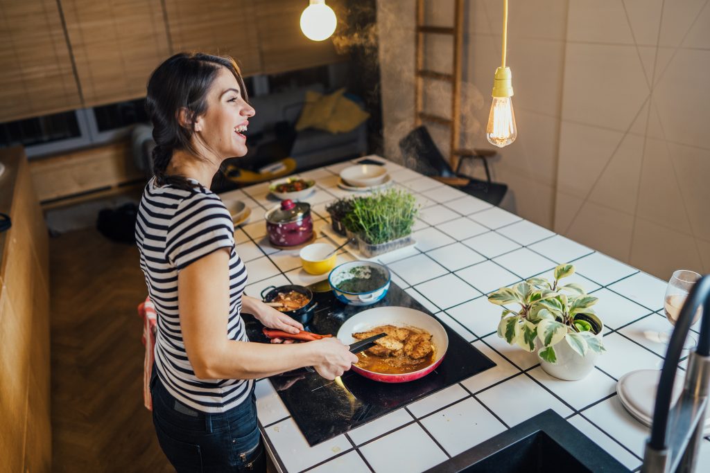 Inductie koken vrouw