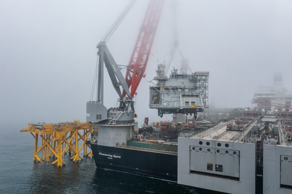 Plaatsing topside tennet platform