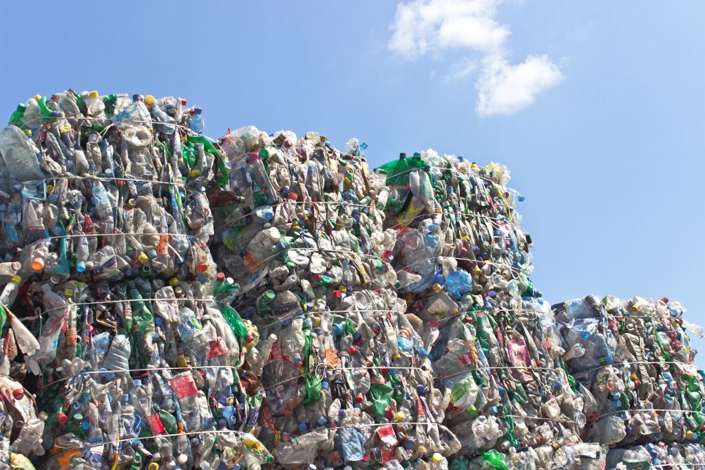 Plastic afval in balen flesjes