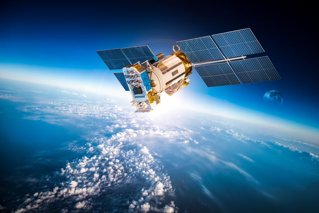 Satelliet zonnepanelen aarde