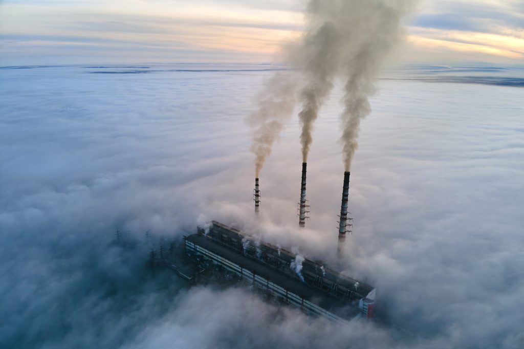 Kolecentrale uitlaatgas schoorsteen wolken