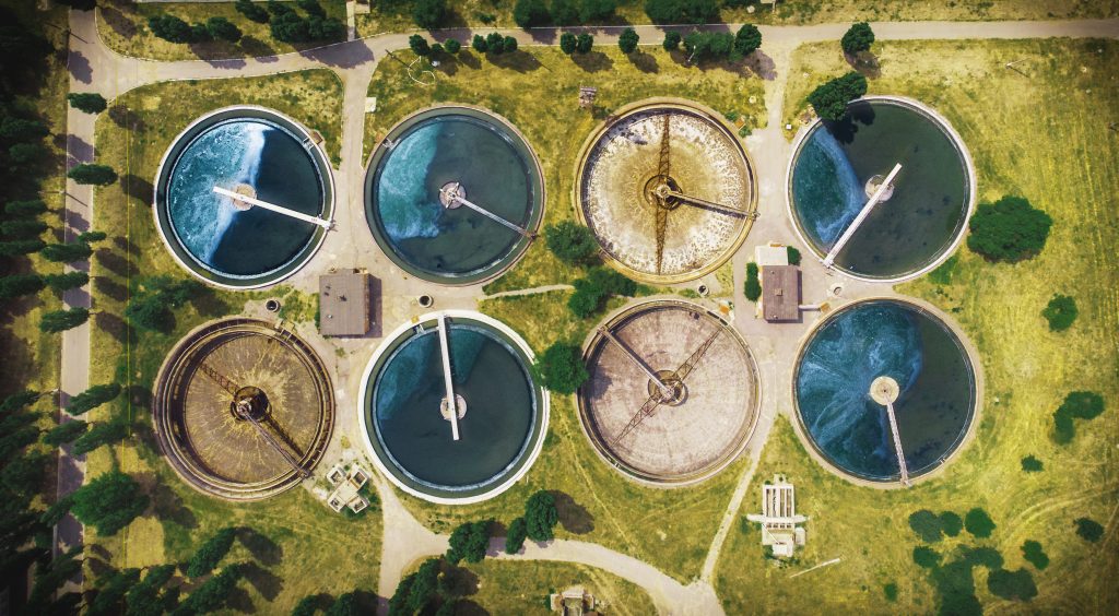 Luchtfoto rioolwaterzuiveringsinstallatie