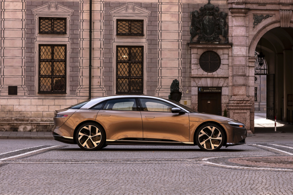 Lucid auto in stad