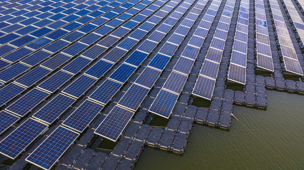 Zonnepanelen drijven op een meer