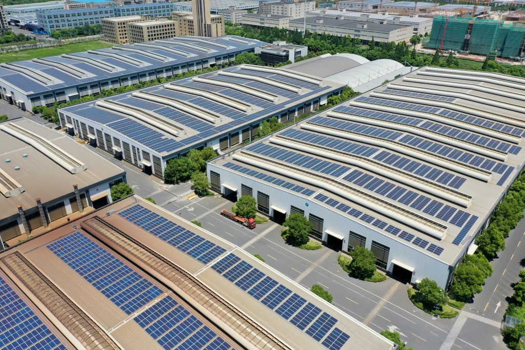 Zonnepanelen loodsen bedrijfsruimte