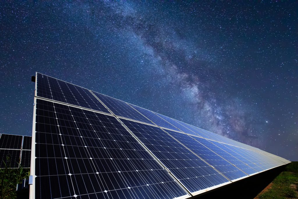 Zonnepanelen nacht melkweg veld