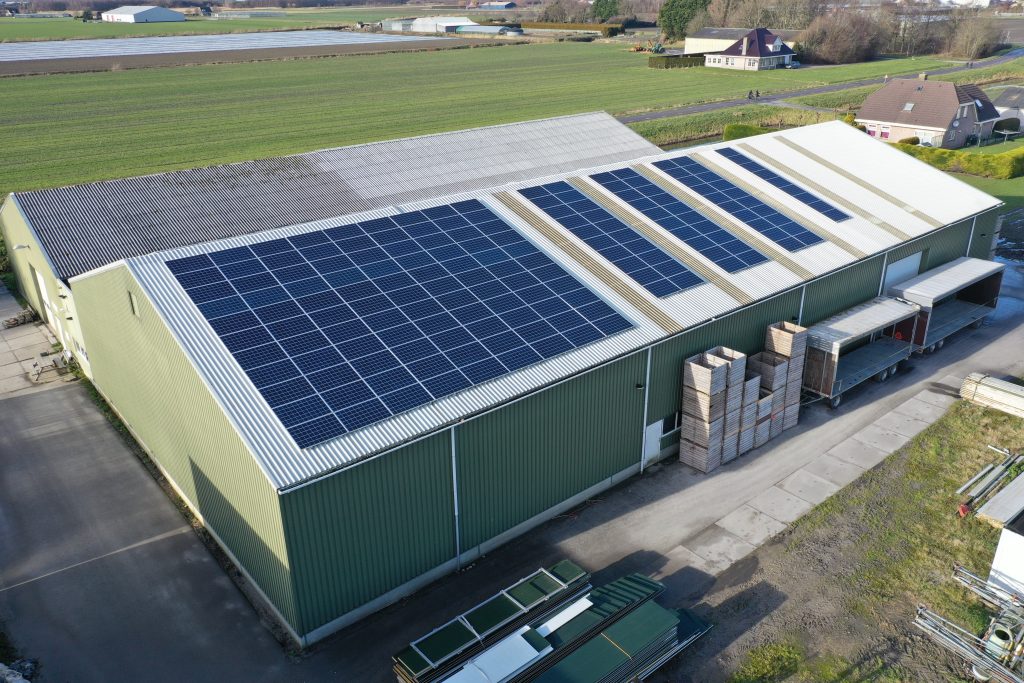 Zonnepanelen op bedrijfsdaken