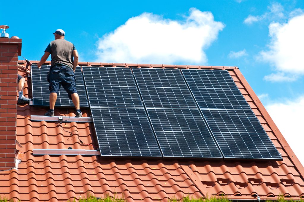 Adobe Stock 444090666 man plaatst zonnepanelen
