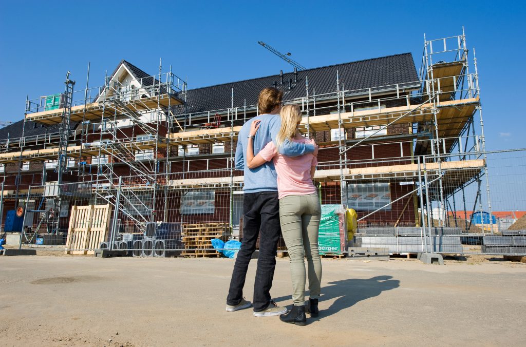 Adobe Stock jong stel voor nieuwbouw woning