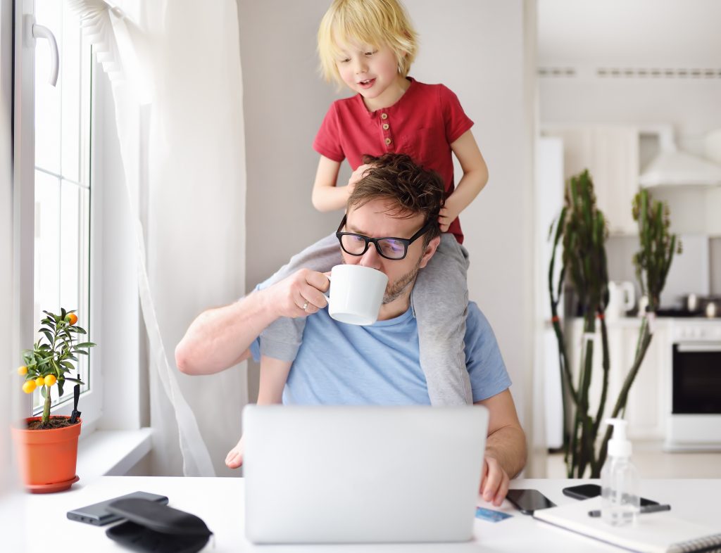 Adobe Stock man met kind op schouders