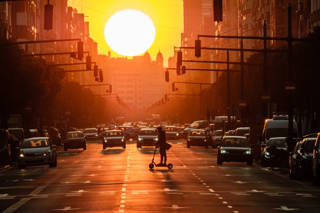 Elektrisch scooter autos valencia zonsondergang oranje