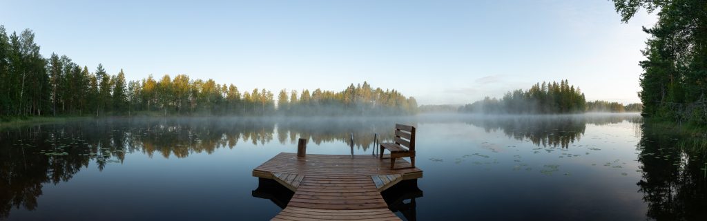 Adobe Stock mistige morgen over meer in Finland