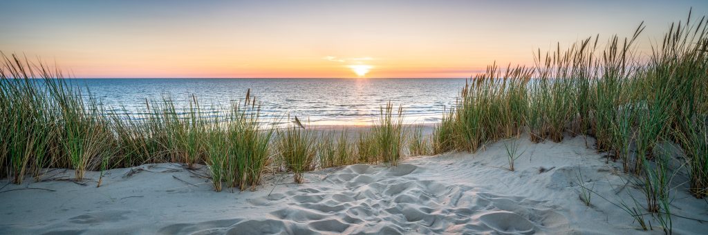 Adobe Stock zee met lage zon
