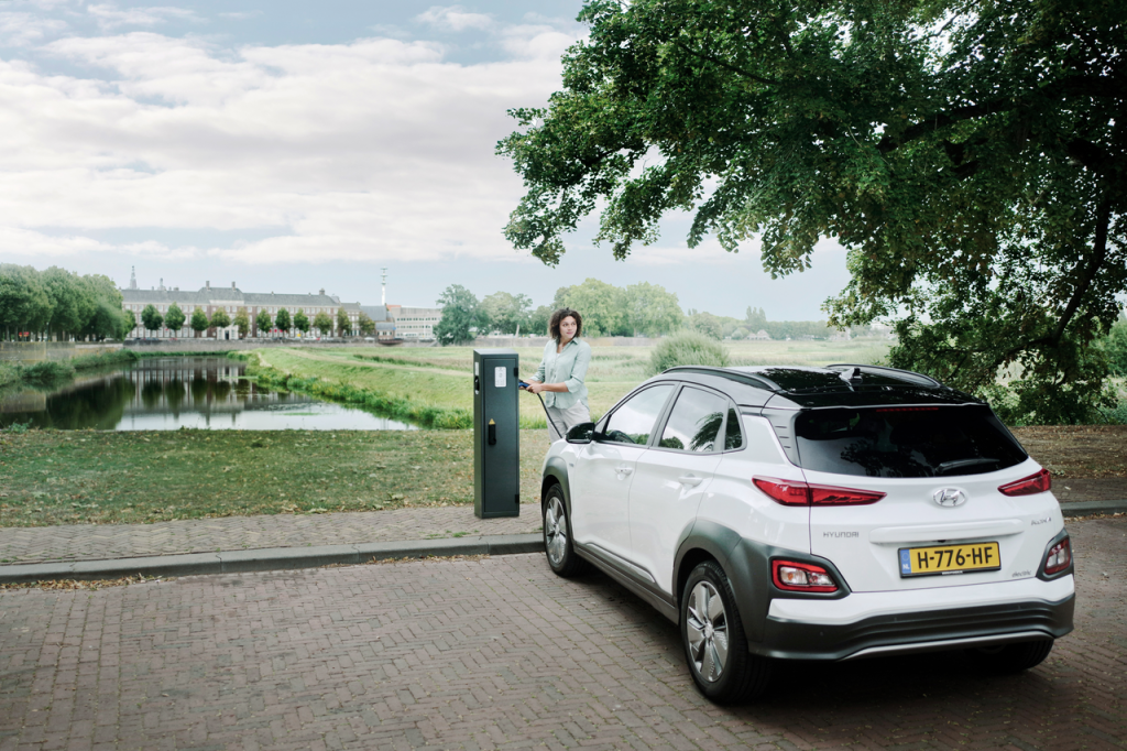 Vrouw laadt elektrische auto op Credits Vattenfall