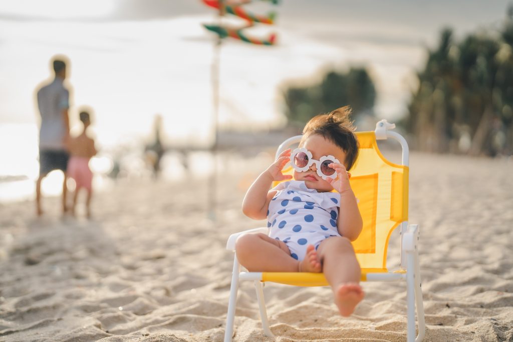 Adobe Stock baby ligbedje strand zonnebril
