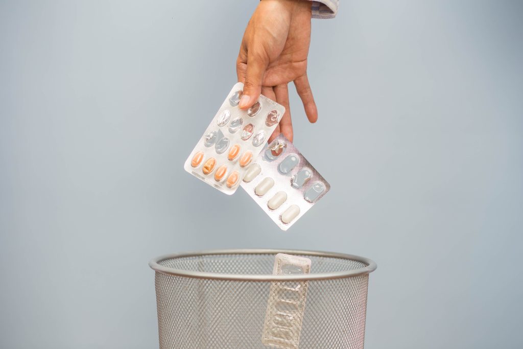 Adobe Stock medicijnen in prullenbak