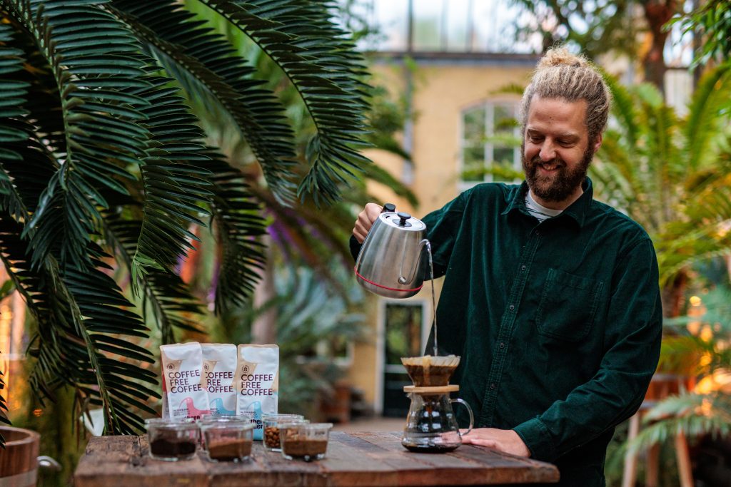 CEO David Klingen presenteert het eerste kopje Coffee Free Coffee in de Hortus Botanicus