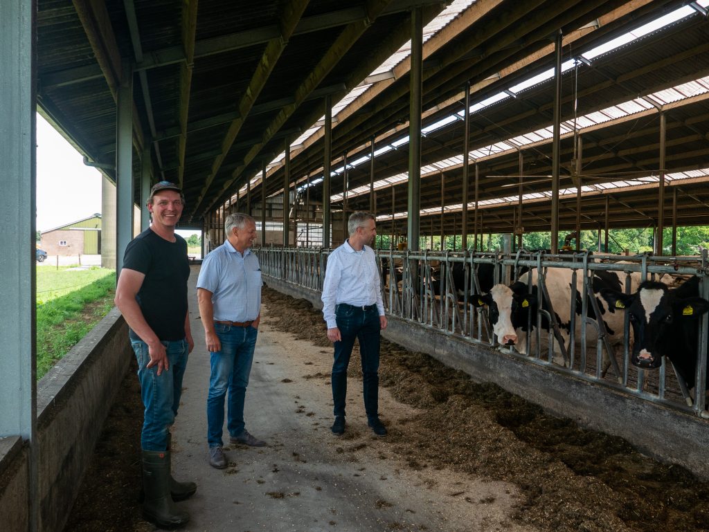 P1020007 rick berends op zijn boerderij met twee mannen van asr