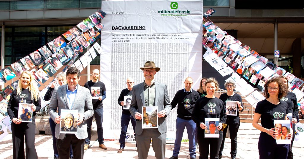 Dagvaarding klimaatzaak shell ingeleverd 2019 foto bart hoogveld iov milieudefensie foto rechtenvrij met bronvermelding