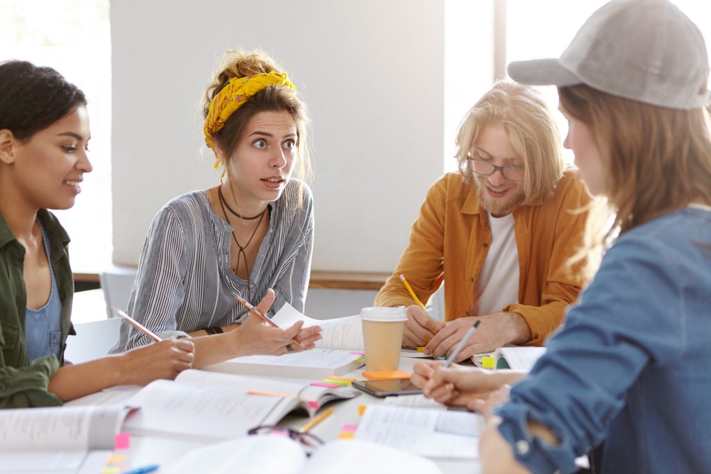Adobe Stock een groep studenten voert een discussie